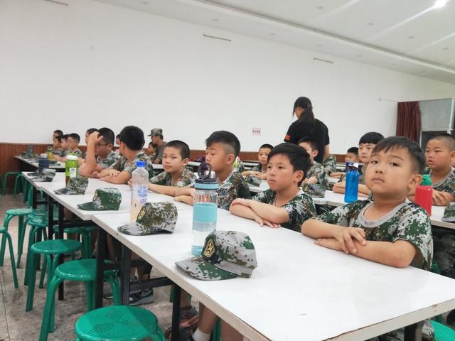 中合育才军旅夏令营.jpg