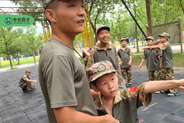 孩子暑期参加军事夏令营可以学到很多有用的东西