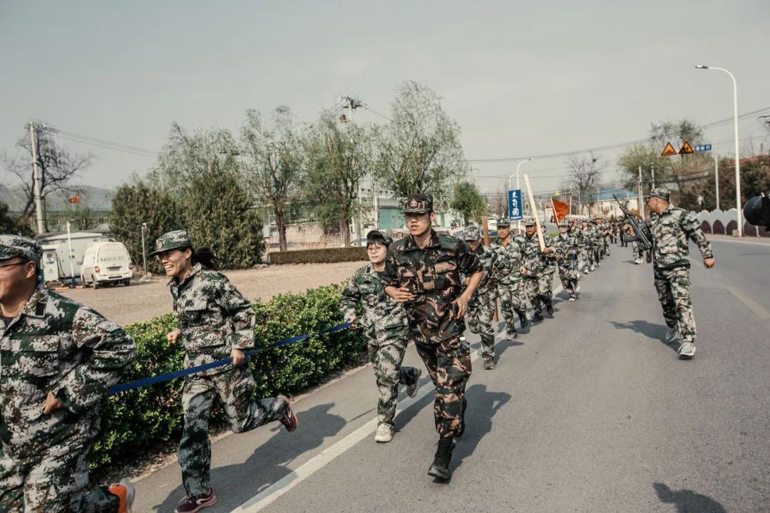 中合育才重走长征路